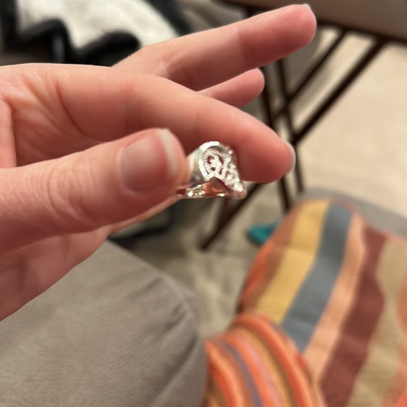 I’m selling a beautiful, dainty sterling silver ring in a size 6.5 us - Picture 7 of 9